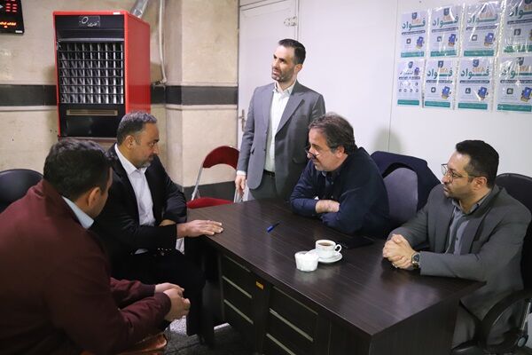 ببینید | گفت‌وگوی چهره‌به‌چهره مدیرکل راه و شهرسازی البرز با مردم در محل میز خدمت