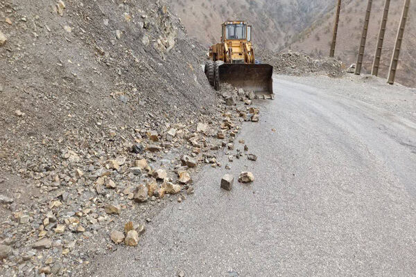 ببینید| ریزش برداری و پاکسازی سطح جاده از سنگریزه و سنگ و جلوگیری از انسداد در تردد مسیر جوانرود بان لوان استان کرمانشاه
