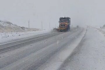 ویدئو | اجرای عملیات برف‌روبی در گردنه خسرو آباد محور سنقر و کلیایی به همدان توسط راهداران استان کرمانشاه