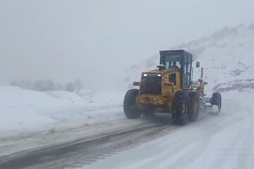 ویدیو | برف‌روبی گردنه خان در محور بانه _سقز با تلاش راهداران شهرستان بانه استان کردستان
