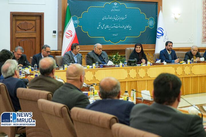 ببینید | نشست هم اندیشی وزیر راه و شهرسازی با پیمانکاران حوزه ساخت و توسعه زیر بنا های حمل و نقل