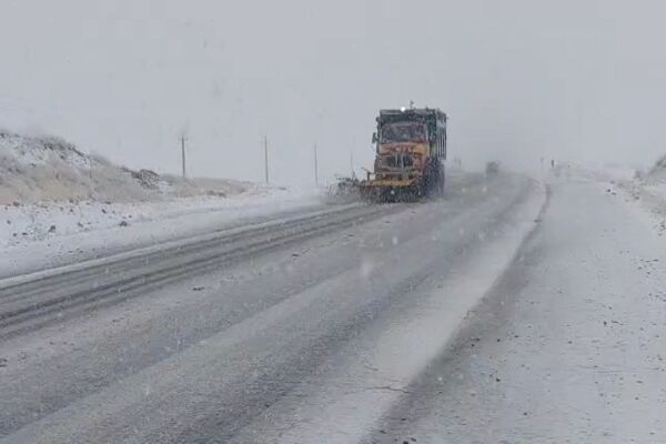 ویدئو | اجرای عملیات برف‌روبی در گردنه خسرو آباد محور سنقر و کلیایی به همدان توسط راهداران استان کرمانشاه