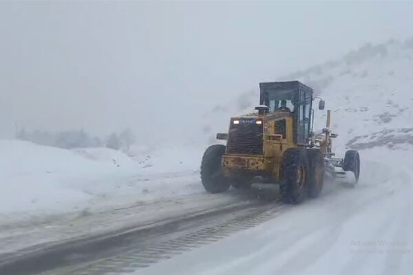 ویدیو | برف‌روبی گردنه خان در محور بانه _سقز با تلاش راهداران شهرستان بانه استان کردستان