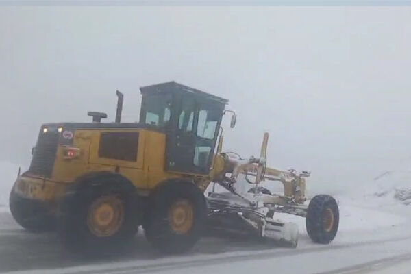 برف روبی ونمک پاشی گردنه خان در محور بانه _سقز کردستان