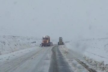 ویدئو | اجرای عملیات برف‌روبی در گردنه خسرو آباد محور سنقر و کلیایی به همدان توسط راهداران استان کرمانشاه