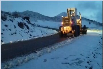 ️ویدیو | عملیات برف‌روبی در راه روستایی کاهل آباد توسط راهداران شهرستان سنقر و کلیایی، استان کرمانشاه