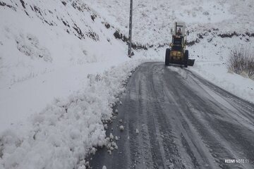 ️ویدیو | عملیات برف‌روبی گردنه بید سرخ در محور صحنه به کنگاور توسط راهداران شهرستان کنگاور، استان کرمانشاه