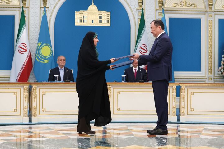 ببینید | همراهی وزیر راه و شهرسازی با رئیس جمهور در سفر به کشور قزاقستان