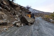 گزارش تصویری // عملیات بازگشایی و ریزش‌برداری محور سردشت – اسلام‌آباد در پی بروز ریزش‌های مقطعی در محور سردشت – اسلام‌آباد