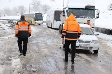 ویدئو| امدادرسانی به خودرو گرفتار در کولاک و برف در گردنه نورآباد توسط راهداران نهاوندی