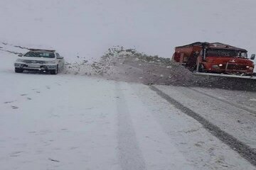 ویدئو| اجرای عملیات برفروبی درمحورهای مواصلاتی آذربایجان شرقی