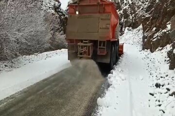 ویدیو|عملیات برف روبی و نمک پاشی محور روستایی کسیل  از توابع جاده کرج کندوان