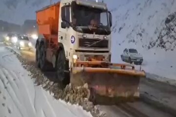 ویدیو | تلاش بی وقفه راهداران گچسر در برف روبی و نمک پاشی محور کرج کندوان