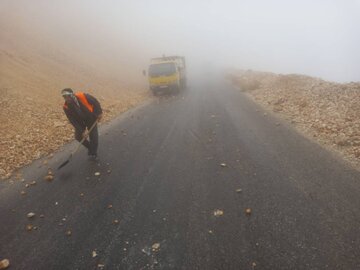 اقدام سریع راهداران داراب در پاکسازی محور مروارید پس از ریزش سنگ