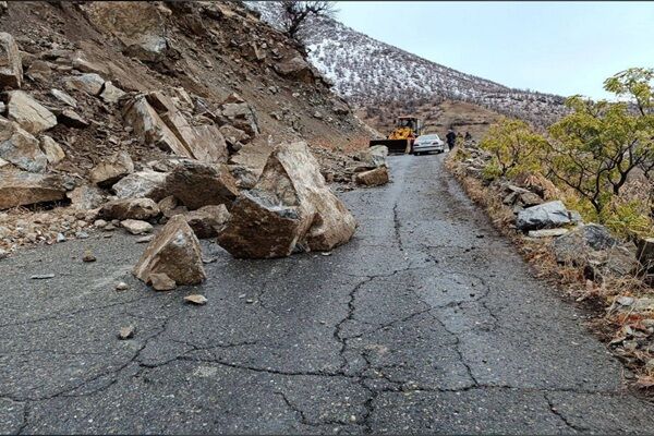 ببینید| عملیات بازگشایی و ریزش‌برداری محور سردشت – اسلام‌آباد در پی بروز ریزش‌های مقطعی در محور سردشت – اسلام‌آباد