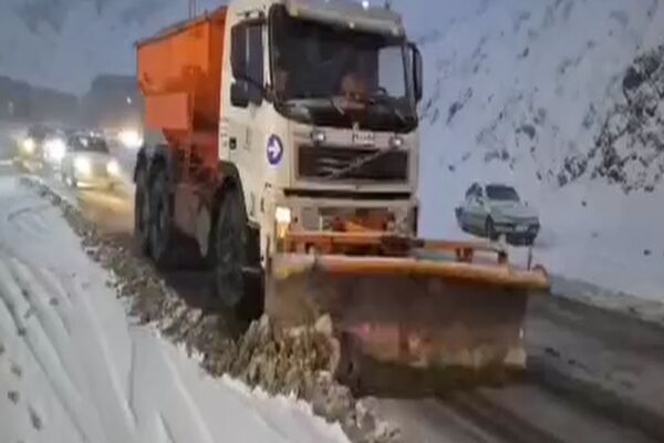 ویدیو | تلاش بی وقفه راهداران گچسر در برف روبی و نمک پاشی محور کرج کندوان