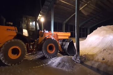 ویدیو | تلاش راهداران گچسر برای برف روبی ،شن و نمک پاشی محور کرج کندوان