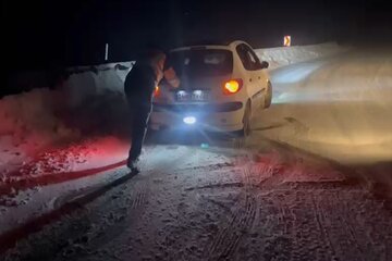 ویدیو | کمک رسانی راهداران طالقان به رانندگان گرفتار در برف در محور جدید طالقان