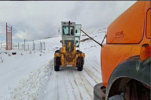 گزارش تصویری //عملیات برف روبی محور روستایی مرزی شیخ سیلو ناور از توابع شهرستان چالدران توسط راهداران این شهرستان