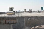 حرکت بی وقفه ماشین آلات در دل کویر سمنان؛ بخشی از مسیر آزادراه حرم تا حرم در مرحله تکمیل