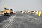 حرکت بی وقفه ماشین آلات در دل کویر سمنان؛ بخشی از مسیر آزادراه حرم تا حرم در مرحله تکمیل