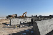 حرکت بی وقفه ماشین آلات در دل کویر سمنان؛ بخشی از مسیر آزادراه حرم تا حرم در مرحله تکمیل
