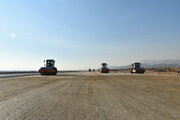 حرکت بی وقفه ماشین آلات در دل کویر سمنان؛ بخشی از مسیر آزادراه حرم تا حرم در مرحله تکمیل