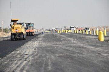 ببینید|حرکت بی وقفه ماشین آلات در دل کویر سمنان؛ بخشی از مسیر آزادراه حرم تا حرم در مرحله تکمیل