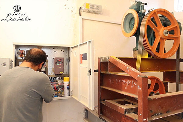 ویدیو| مرحله پایانی نصب آسانسور در مساکن مهر شهر جیرفت