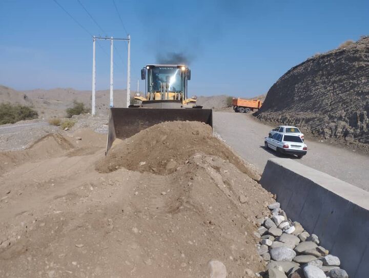 اجرای عملیات خاکی در راه‌های طرفین پل توتنگ سرنی برای پیشگیری از انسداد مسیر(شهرستان میناب-هرمزگان)