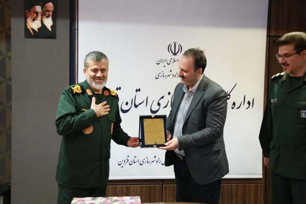 تقدیر فرمانده سپاه استان قزوین از خدمات عمرانی و جهادی مدیرکل راه و شهرسازی استان