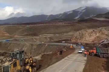 ویدیو| تداوم عملیات شانه سازی تعریض، تسطیح و افزایش میدان دید محور اشنویه ارومیه توسط راهداران شهرستان اشنویه