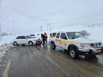 امدادرسانی به خودروهای گرفتار در برف کرمان