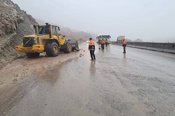 ویدئو| حضور راهداران استان هرمزگان در محورهای مواصلاتی به دنبال بارش‌های شدید