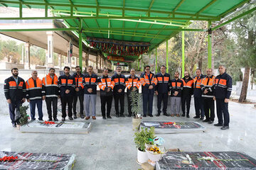 عطر افشانی گلزار شهدا توسط پرسنل راهداری و حمل و نقل جاده‌ای لرستان