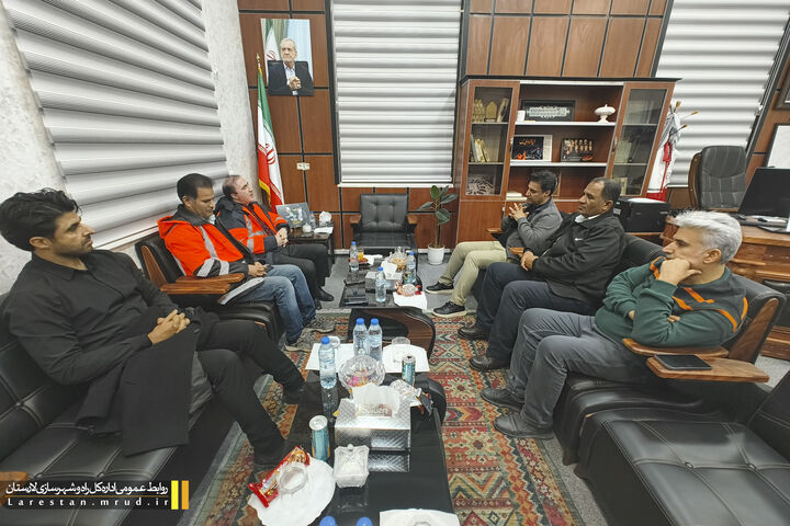 ببینید| نشست هماهنگی مدیرکل راه و شهرسازی لارستان با فرماندار شهرستان مهر در پی بحران بارندگی ‌ها