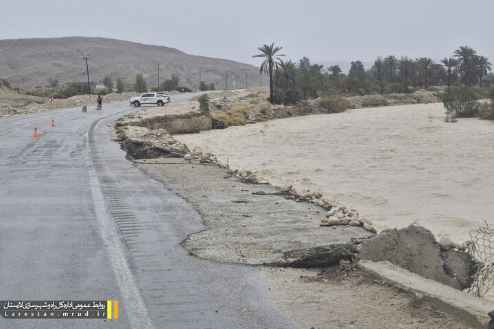 ویدیو| حضور مدیرکل راه و شهرسازی لارستان بلافاصله پس از تخریب بخشی از دیواره جاده در سه کیلومتری شهر ارد در پی بارش‌ های شدید