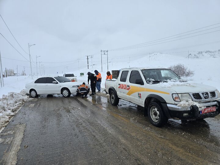 ویدیو| امدادرسانی به خودروهای گرفتار در برف کرمان