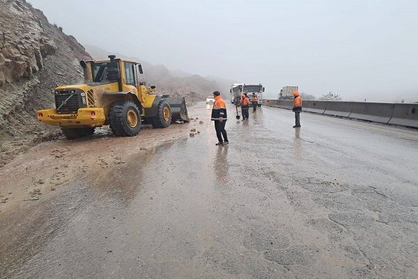 ویدئو| حضور راهداران استان هرمزگان در محورهای مواصلاتی به دنبال بارش‌های شدید