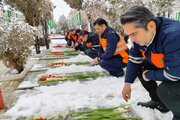 آیین گلباران مزار شهدا توسط کارکنان راهداری و حمل و نقل جاده‌ای استان مرکزی برگزار شد