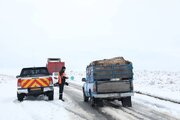 گزارش تصویری امداد رسانی به خودروهای گرفتار شده در برف کرمان
