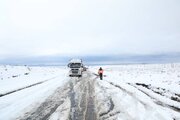 گزارش تصویری امداد رسانی به خودروهای گرفتار شده در برف کرمان