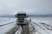 گزارش تصویری امداد رسانی به خودروهای گرفتار شده در برف کرمان