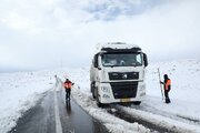 گزارش تصویری امداد رسانی به خودروهای گرفتار شده در برف کرمان