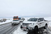 گزارش تصویری امداد رسانی به خودروهای گرفتار شده در برف کرمان