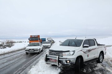 گزارش تصویری امداد رسانی به خودروهای گرفتار شده در برف کرمان