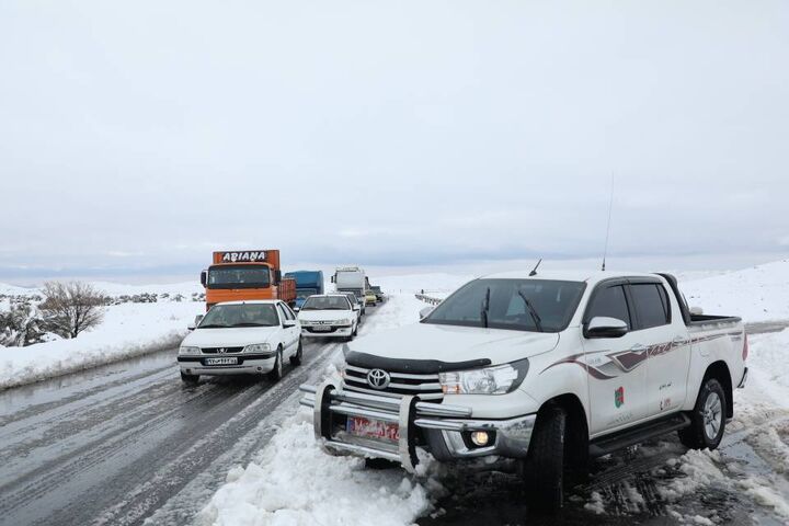 ویدئو | اجرای عملیات رهاسازی خودروهای گرفتار شده در برف محور سیرجان–بردسیر (گردنه خانه سرخ) توسط راهداران استان کرمان