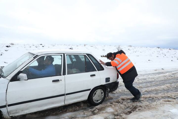 گزارش تصویری امداد رسانی به خودروهای گرفتار شده در برف کرمان