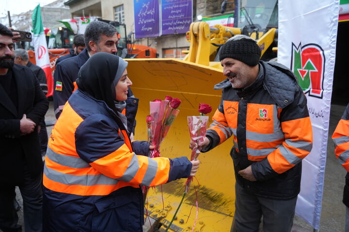 ببینید | حضور وزیر راه و شهرسازی در راهدارخانه گچسر استان البرز و نشست صمیمی با راهداران به مناسبت هفته حمل‌ونقل
