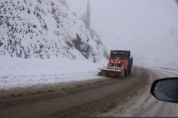 حضور خستگی ناپذیر راهداران استان در انجام عملیات راهداری زمستانی در محورهای استان سمنان